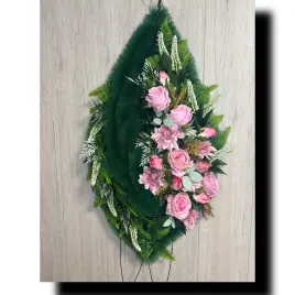Венок высота 1 метр ширина 54 см. Состав: розы, астры, добавки кукурузка, листья папоротника, зелень. Артикул П000041