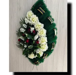 Венок высота 1 метр. Состав: букет сирени, букет роз, розы белые, листья пальмы, лента. Артикул П000383